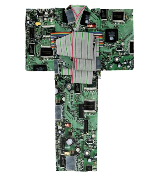 设计师推出PCB服饰 完美还原电路板元器件